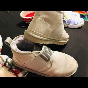 Ugg’s , women’s size 9. Worn a handful of times. Still in good condition.